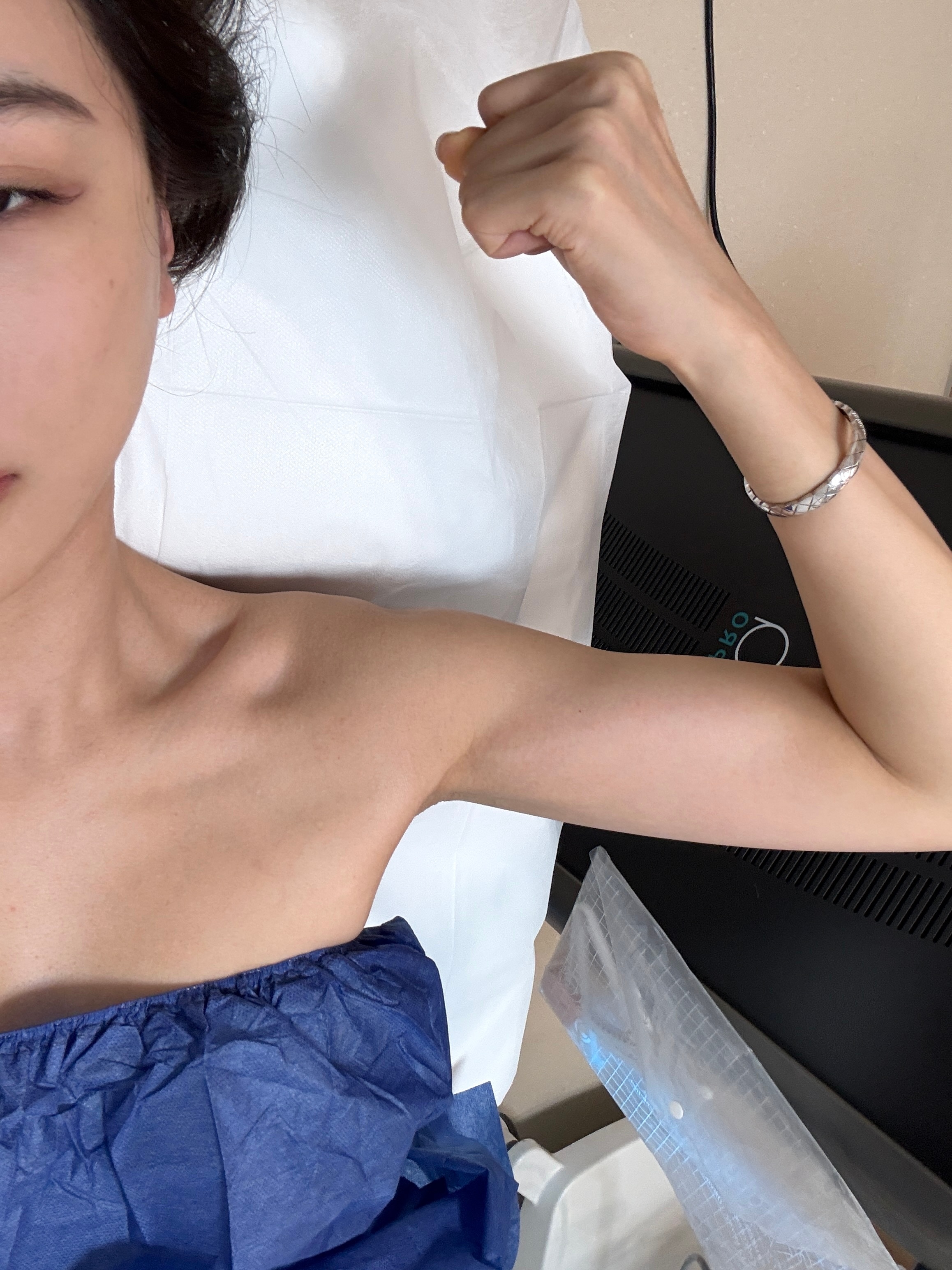 健身以后非常自信跟有病似的，昨天护士让我抬起胳膊，我：（紧绷！ 护士让我拍个后背
