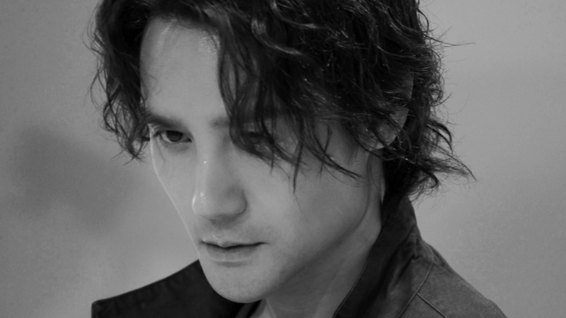 王凯好野《交锋》新物料曝光，王凯的马憩颠覆过往：凌乱卷发配牛仔衫，眼神里全是“野