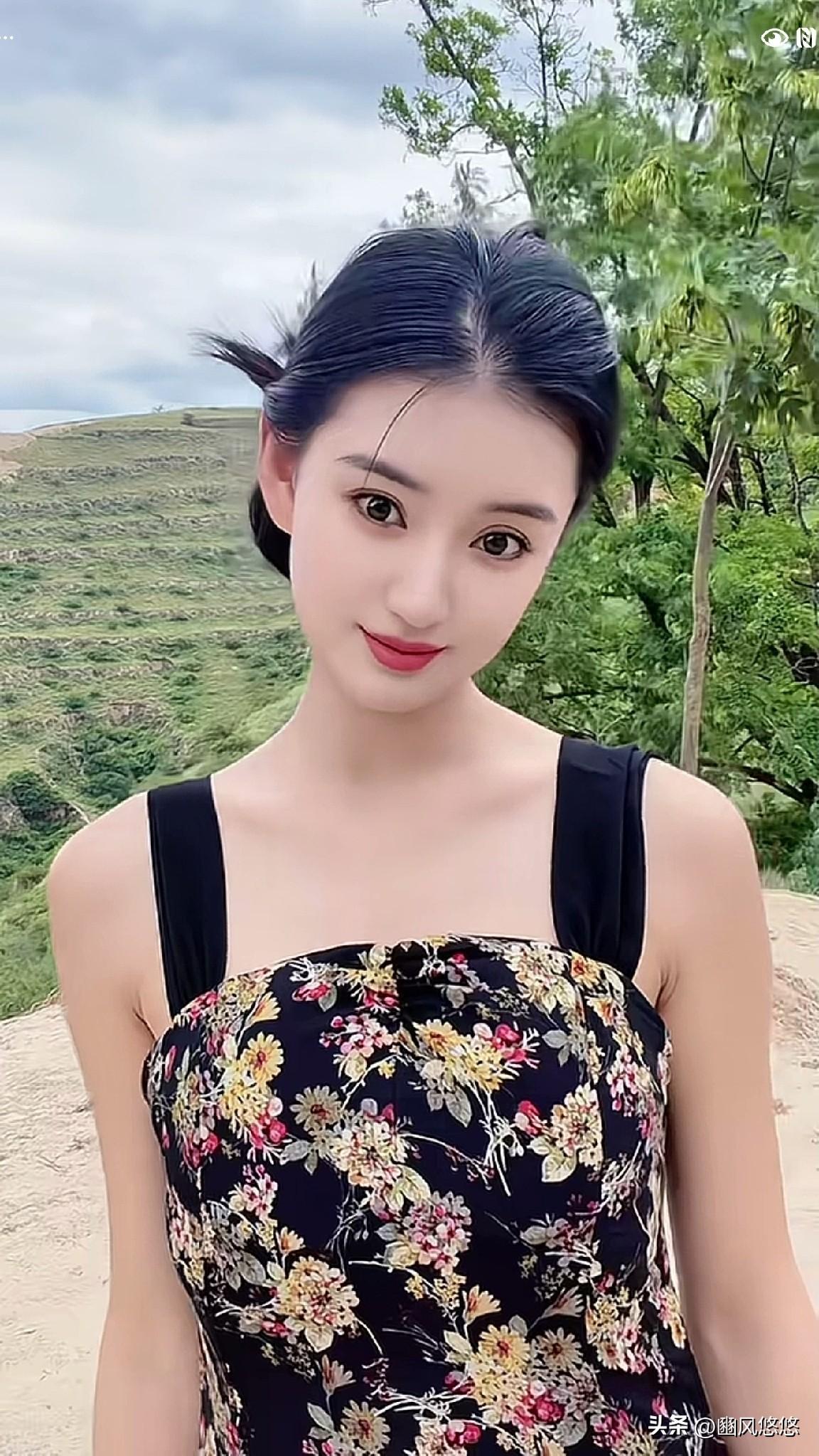 人的自然之美，是精致的五官容貌、健康的心态体质等原生姿态，与后天养成的优雅从容气