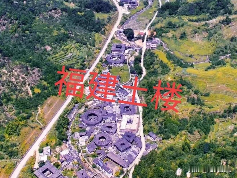 在福建深山的褶皱之中，隐藏着比欧洲城堡更加震撼的东方古堡。它们是由泥土堆砌而成的