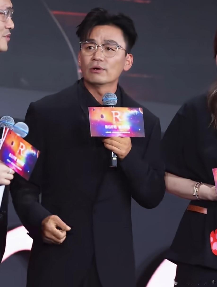 发现没， 王宝强太不对劲了， 按理说一个男人， 被爱情和友情同时来一刀，应该会萎