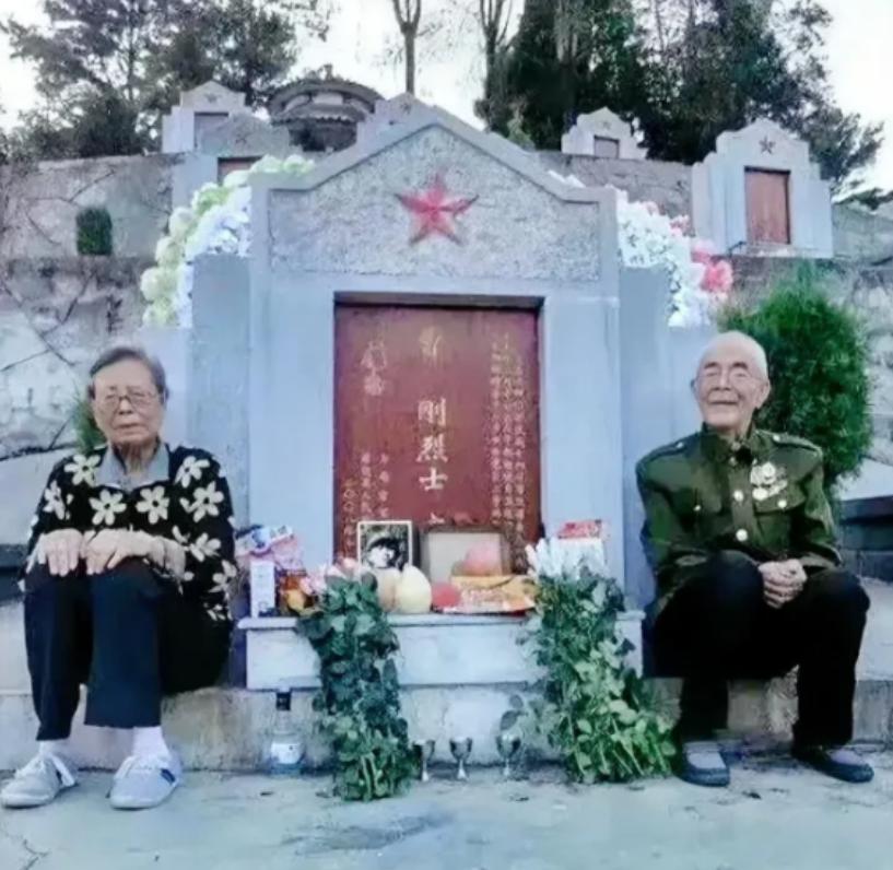 2022年盛夏，云南某边境小城的空气中弥漫着湿润的气息。88岁的曹启东坐在院中的