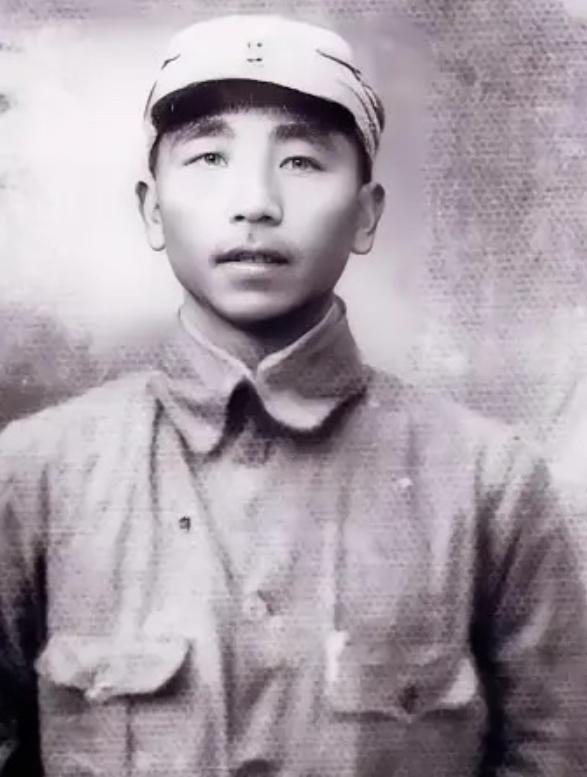 1943 年，十几个汉奸押了一个八路军，打算送给鬼子，路上，一个农民拿着扁担，把