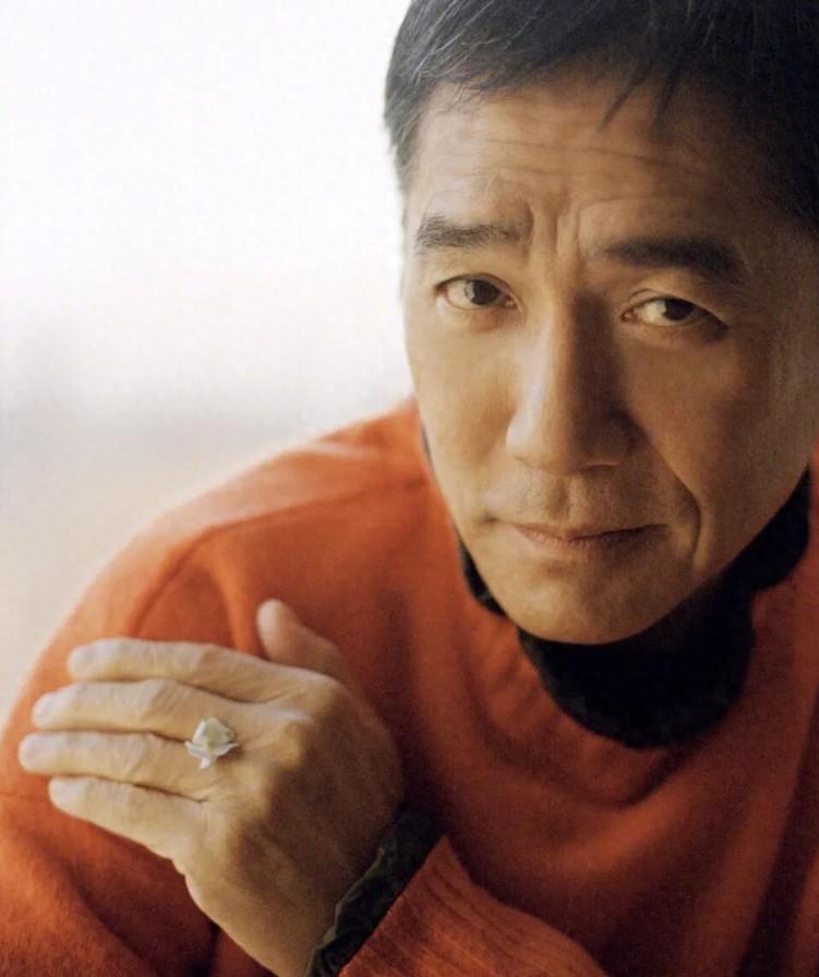 梁朝伟承认“一个人看电影买6个座位”传闻：怕旁边人认得我就不看电影，只看着我。