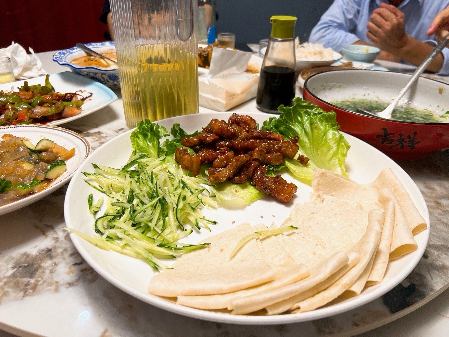 天晴啦，出门吃饭[哈哈]大家节日快乐哟！ ​​​