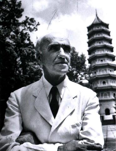 从1922年起，为建设燕京大学，校长司徒雷登15年内往返美国10次，募捐筹款，其