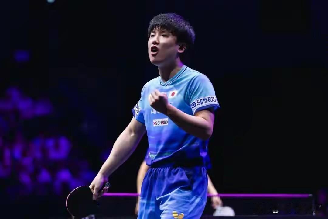 WTT澳门冠军赛开始第二轮1/8决赛争夺，率先登场的张本兄妹都赢球晋级，张本智和