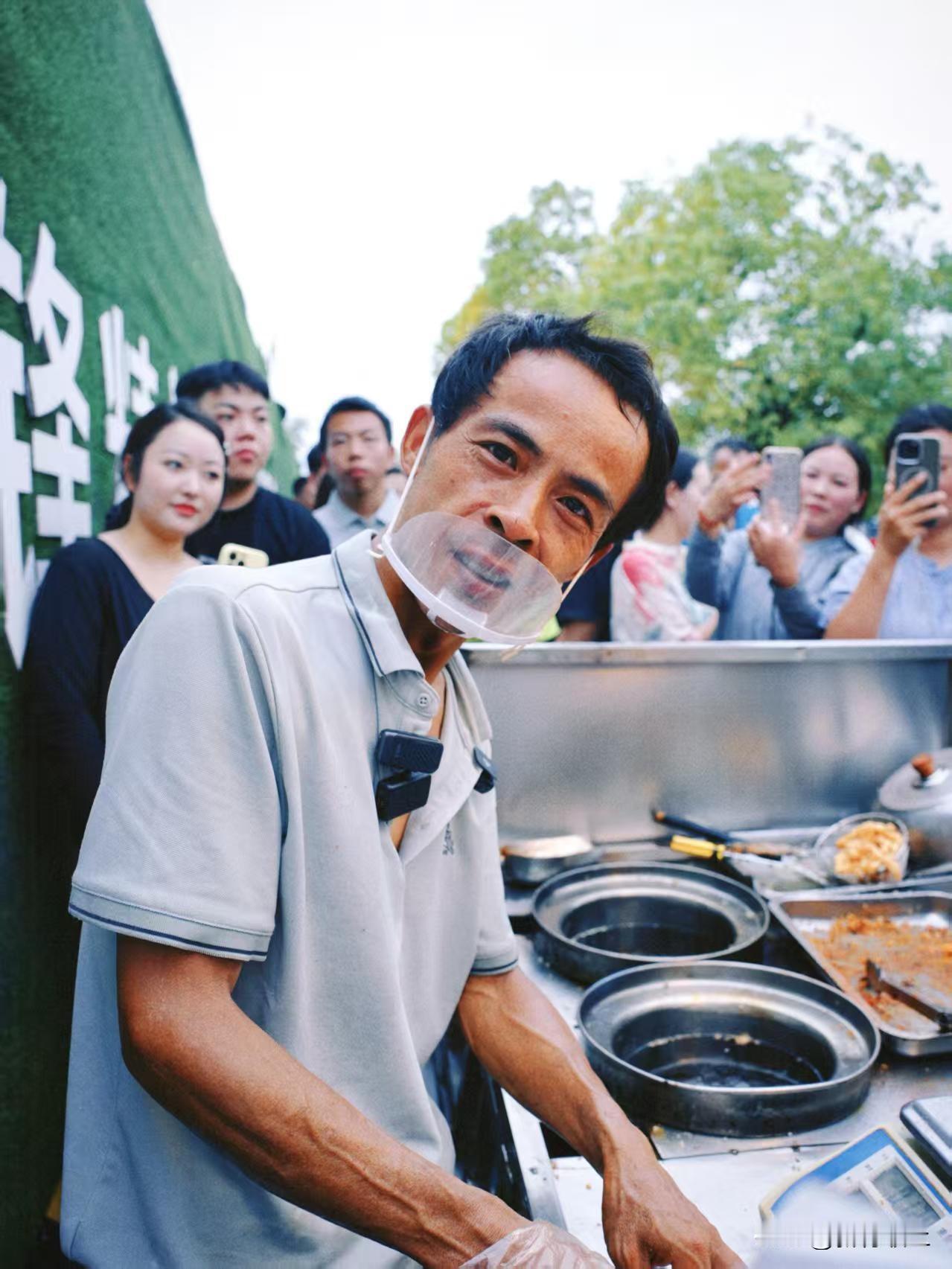 给在景德镇的朋友打电话
朋友说现在“鸡排哥”摊前天天排百米长队，他都成官方认证的