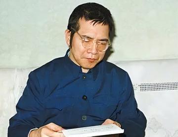 1977年，44岁的陈景润在住院时，喜欢上了27岁的女军医，在向女军医表白时，将