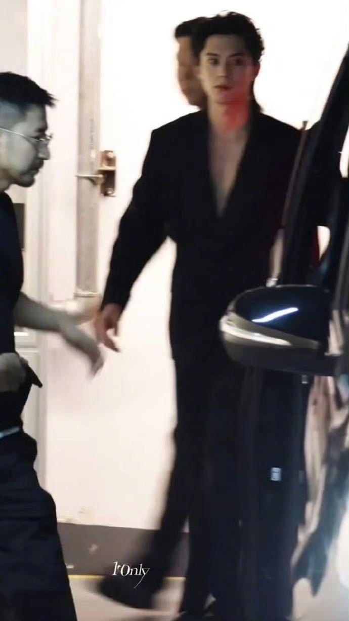王鹤棣深V真空西装野性感你是懂怎么勾人的！深V真空+背头狼尾，野性中透着性感，霸