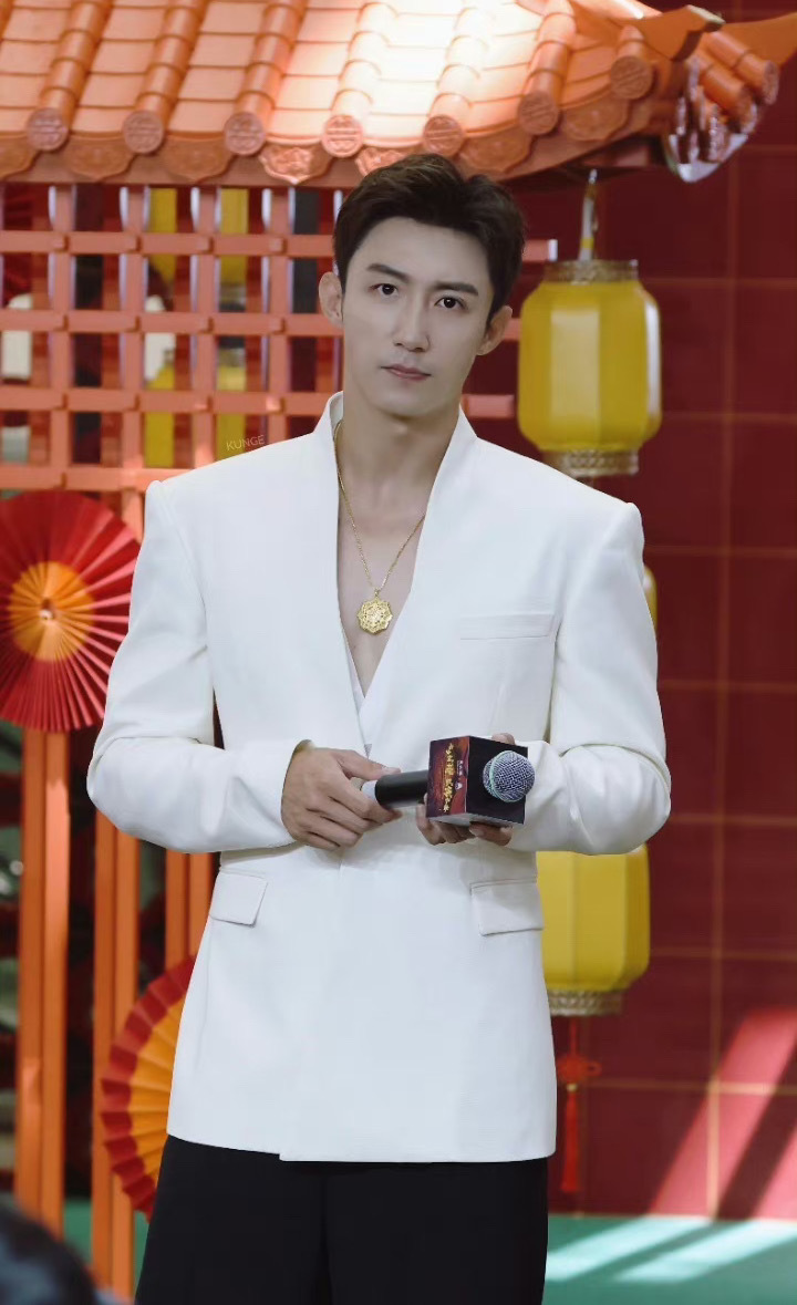 #黄景瑜热成水光肌了#黄景瑜真的热成水光肌了，看到他一脸的汗都在反着光。武汉的天