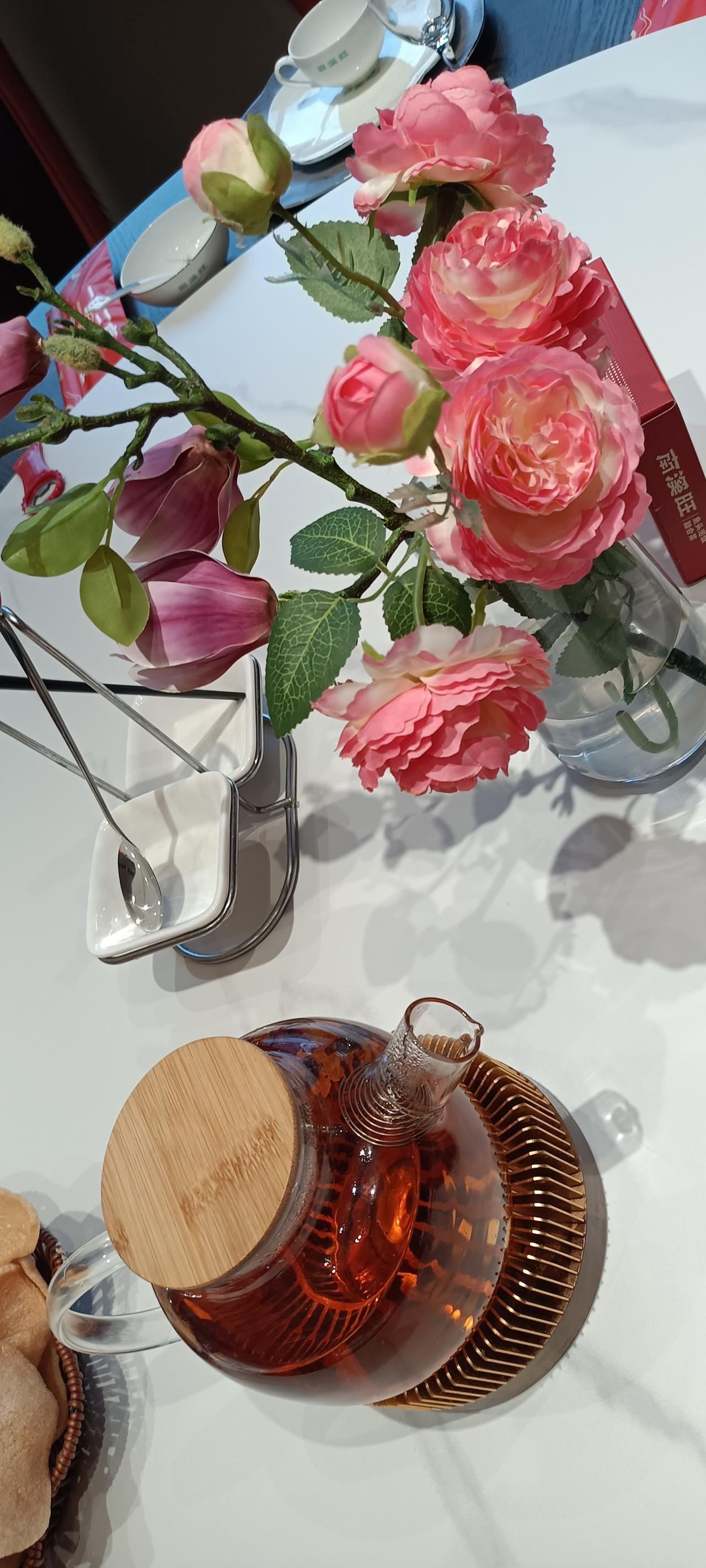 今天我请客，不光请了小叔子，还有我家女儿女婿，大家一起聚聚吧！
带着两个孩子吃饭