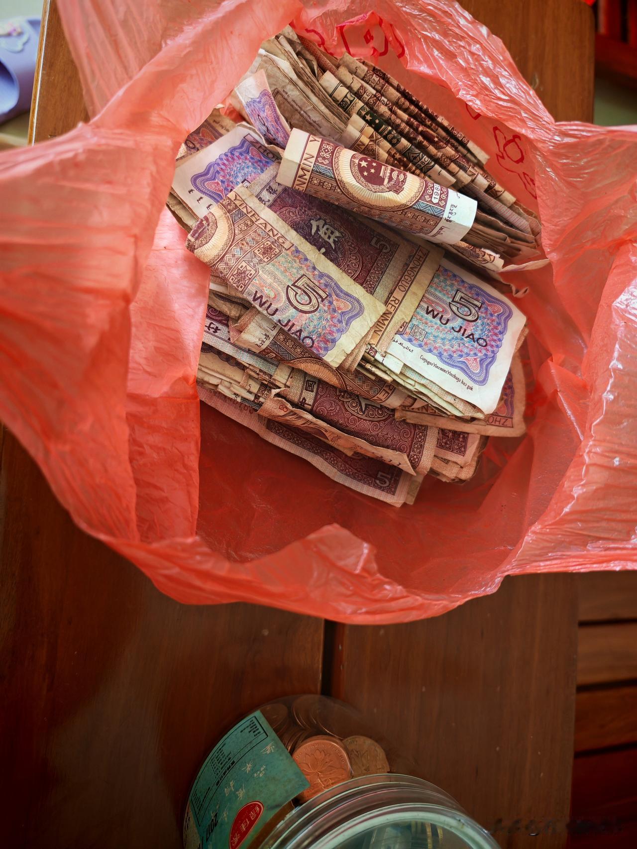 收拾行李准备回东莞，无意间打开老家抽屉，居然翻出一堆被遗忘的零钱！
都是2014