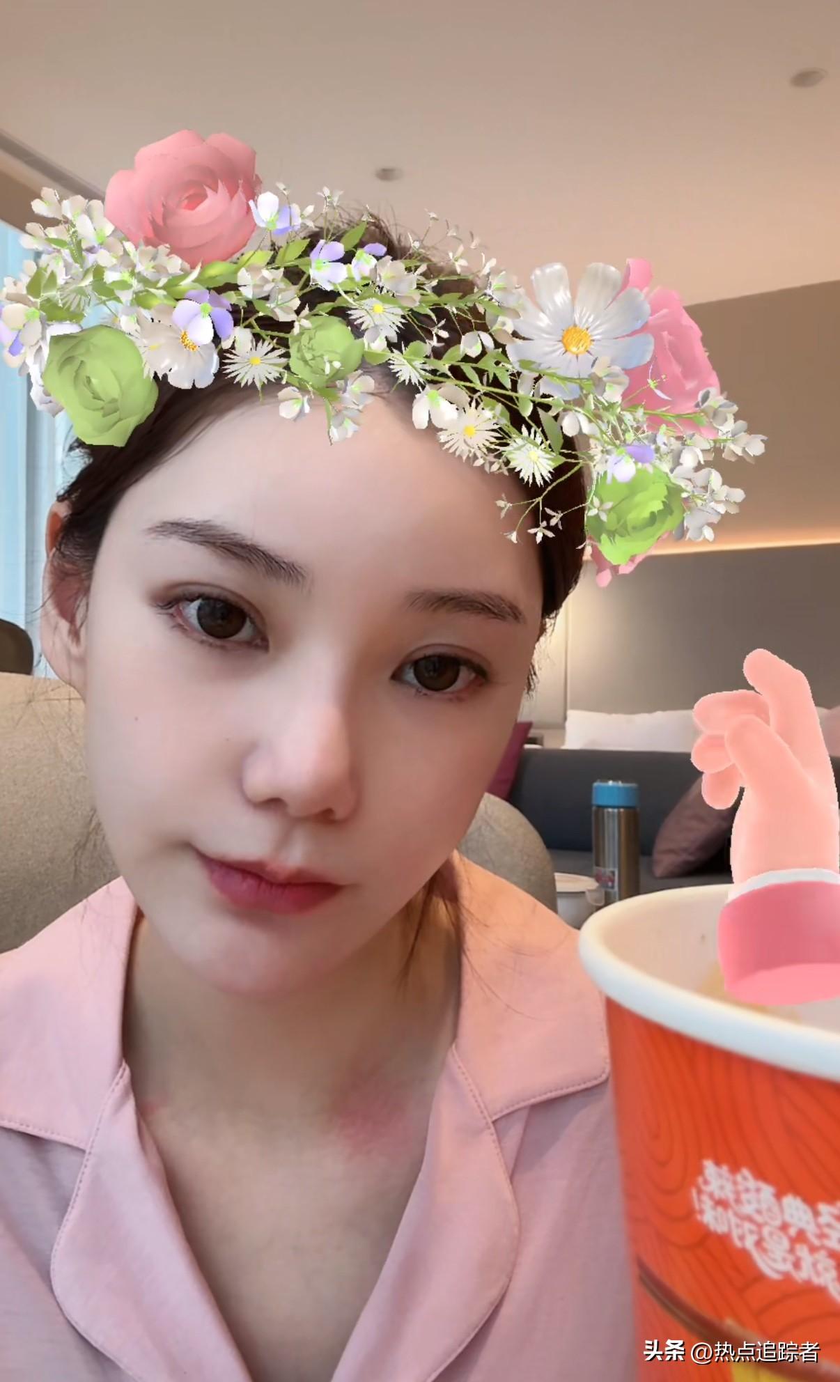 今天中午，刷到汪小菲妻子马筱梅的直播间。直播间的人气依旧极为火爆，有三万多粉丝在