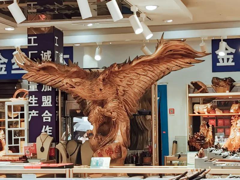 我觉得《大展鸿图》这歌的词得辩证着看。要是单从一些常见表述来说，确实有点俗。像“