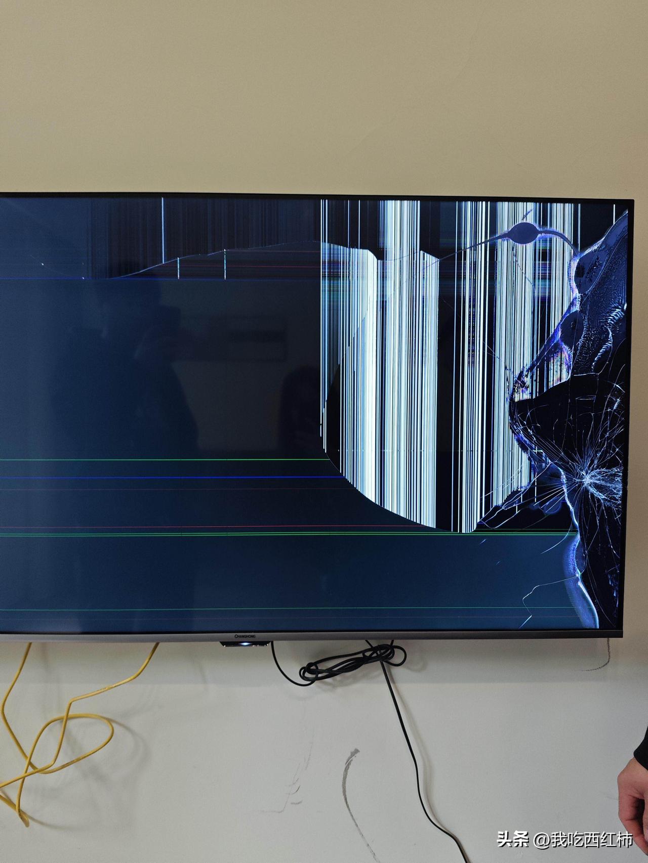 亲戚小孩来我家把电视砸坏了…好生气
卧室的电视，直接砸掉了
内外屏全坏了还不好说