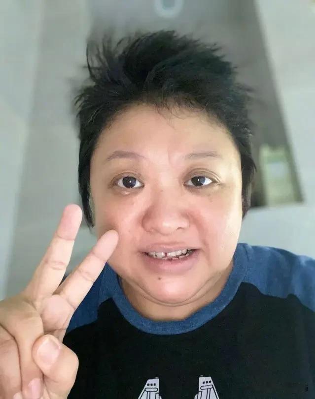 韩红说就是自己亲手拿的钱，直接送给老百姓，不经过任何人转交。二十余年扎根基层，她
