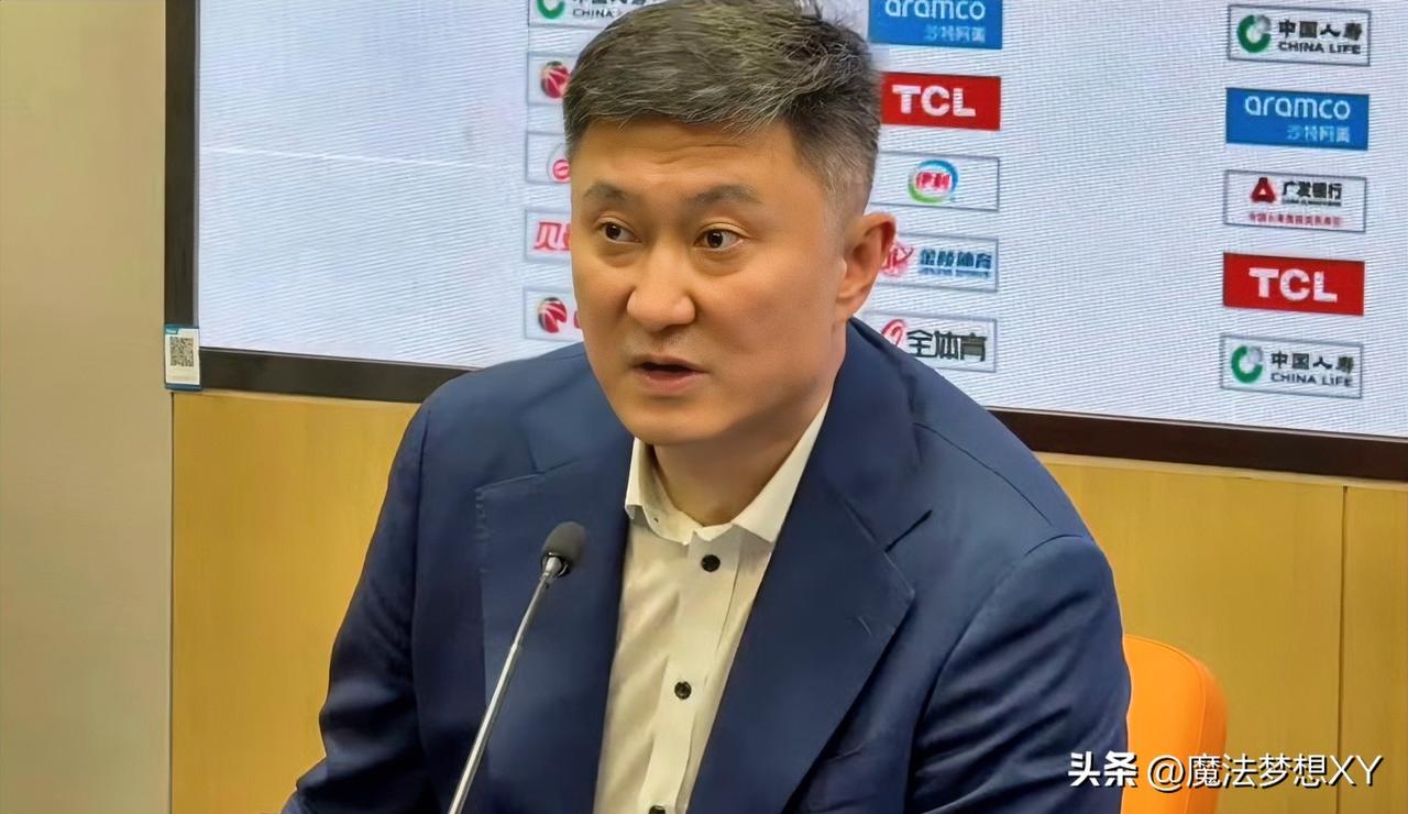 看了杜锋赛后采访
我真的绷不住了
不只是输篮板的问题，而是对于
广东男篮来说应该