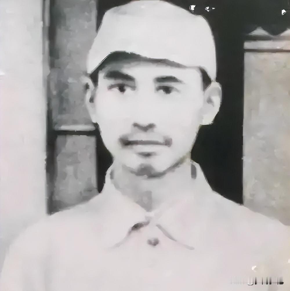 鲜为人知的是，在一九八六年，杨子荣烈士的那座墓碑，曾经从三点一米的高度一下子降到