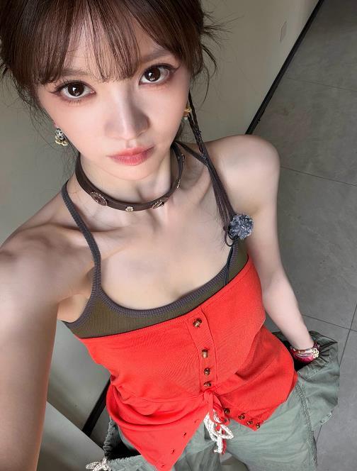 田曦薇的背 95花小姐姐田曦薇参加线下活动，轻松背起190cm的张凌赫。常在红毯