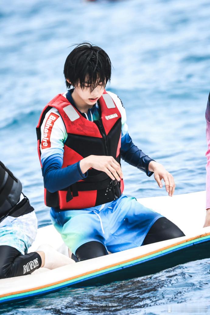 陈奕恒冲浪饭拍，好精致的男孩子 