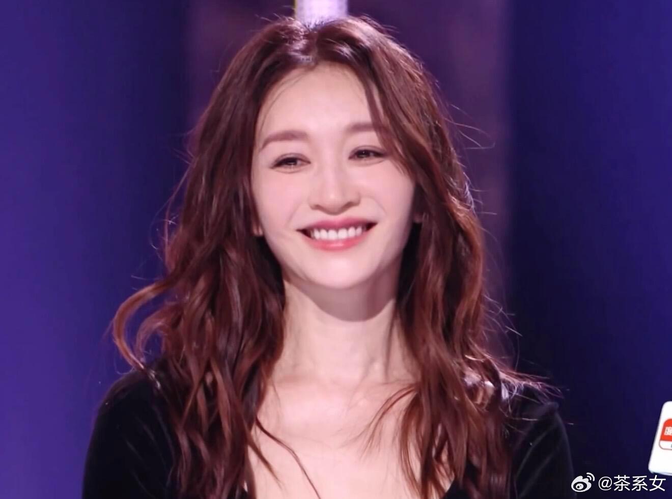 谁能看出来李小冉50了，初舞台状态嫩得像30多，居然有人熬夜吃辣不护肤还这么冻龄