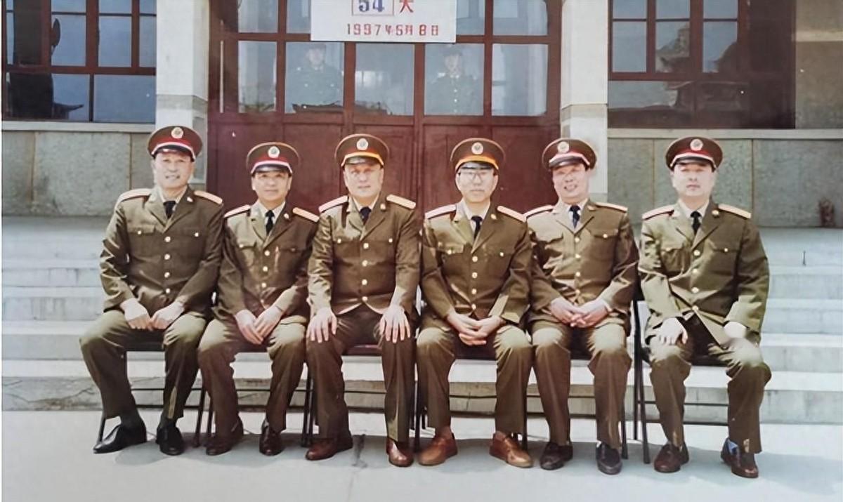 首批担任大军区司令的十二位将军中，有八位最终升至副国级，他们的名字你知道是谁吗？