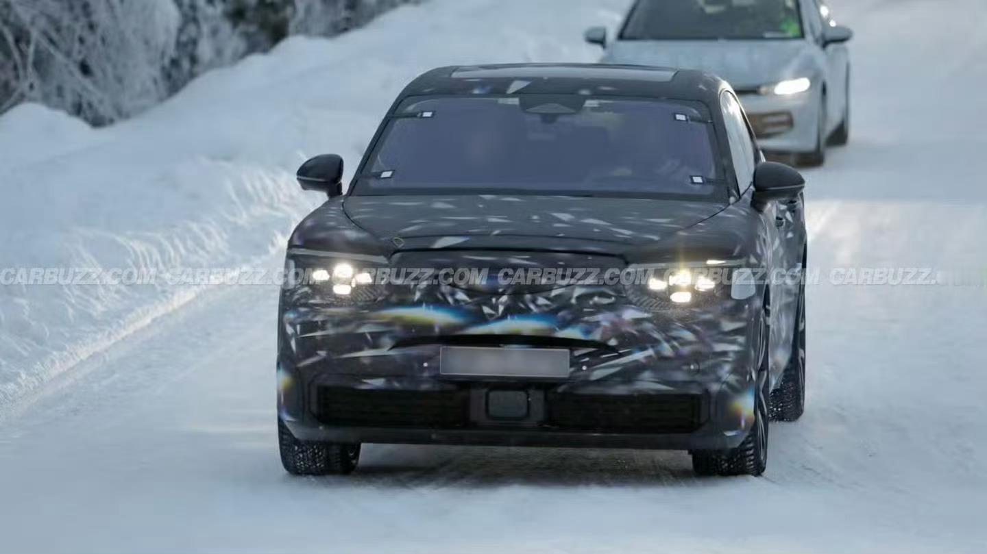 【预计主打“小而美”，宾利全新纯电 SUV 最新谍照曝光】新车预计搭载容量约 1