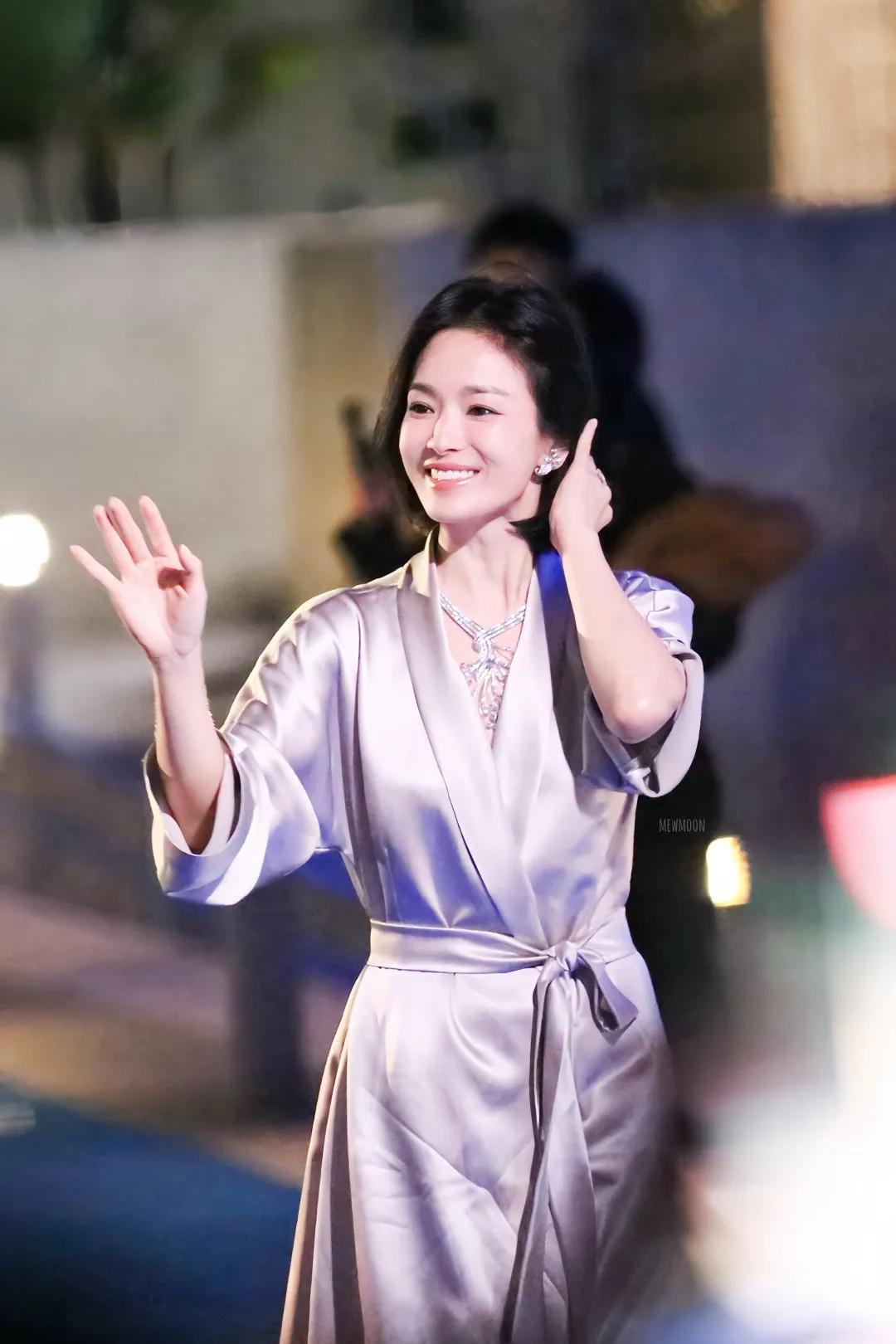 她好像会发光诶！宋慧乔最近出席活动的照片，这状态也太好了吧！记得她年轻的时候，是