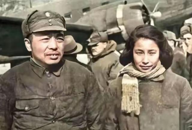 1945年，在 延安 机场，彭老总与 浦安修 的合影，年轻的她，五官精致，长相大