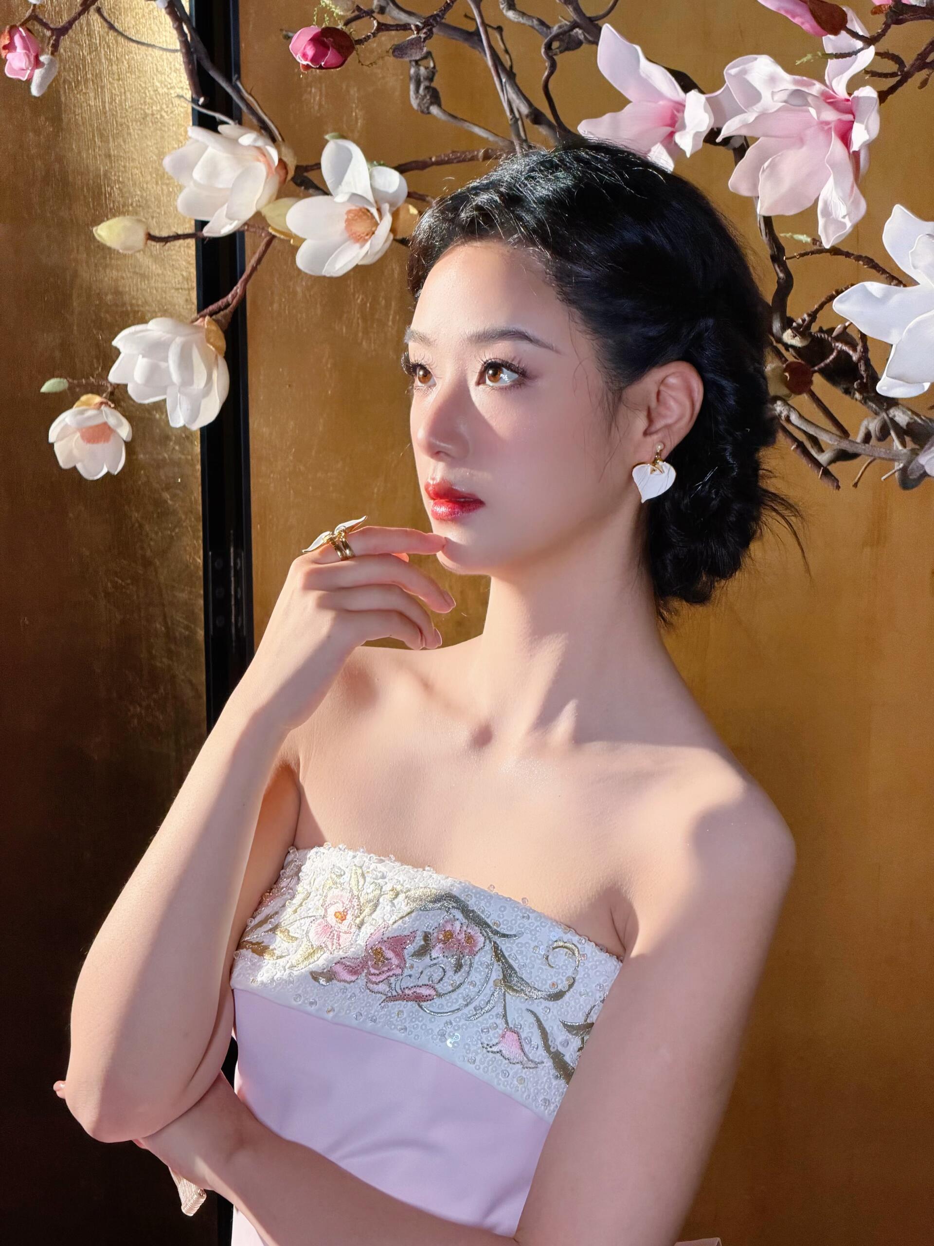 王小亿粉瓷美人王小亿哪里来的古风女子别人红毯走潮流，王小亿直接上演古风美人出逃记
