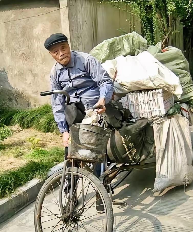 1974年，被劳教24年的抗战英雄吴其轺重获自由。靠蹬三轮车，他一天能赚1块2毛