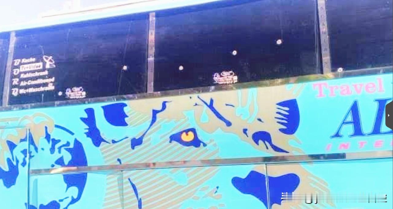 【叙利亚南部一旅游巴士遭枪击】
    叙利亚南部地区10月28日再次发生宗派暴