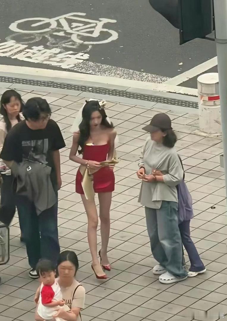 易梦玲只有瘦到这种程度上镜才刚刚好 ​​​