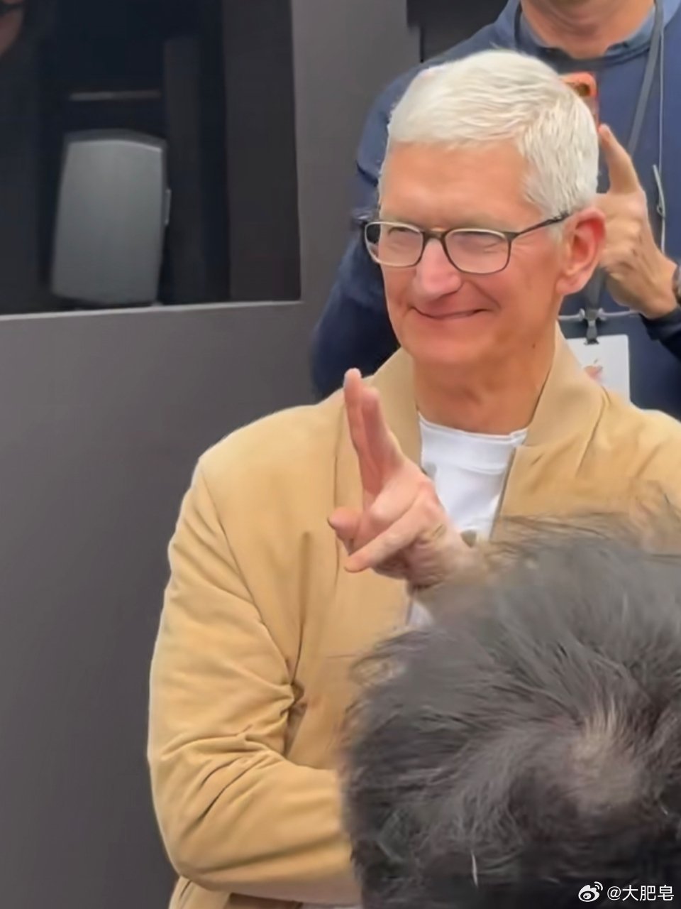库克在成都比耶，知道这是什么意思吗？这已经是在暗示要发布折叠屏的意思了。V