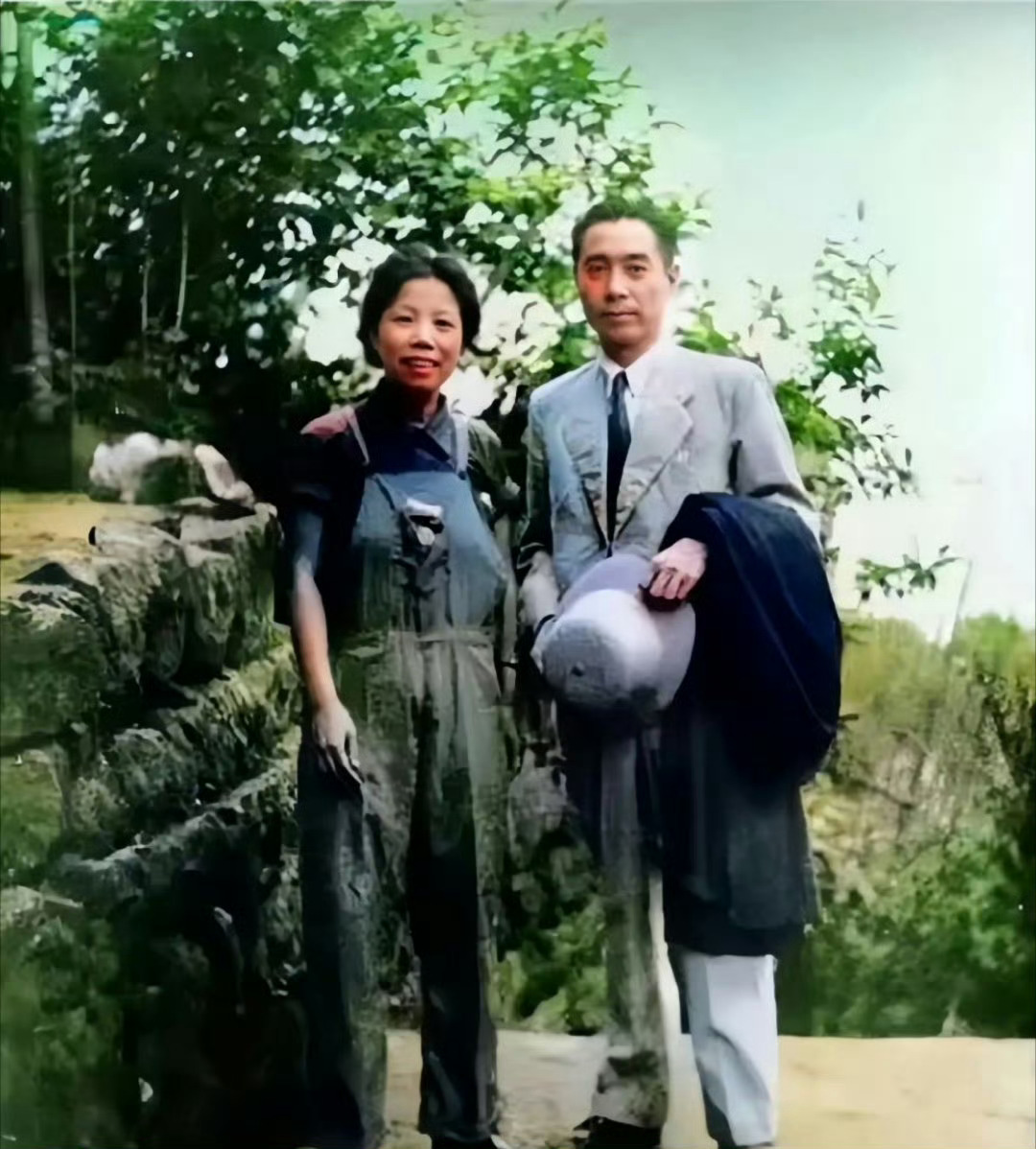 总理夫妇珍贵合影。风雨同舟，同甘共苦，不离不弃，一生相伴，坚贞不渝的爱情，是我们