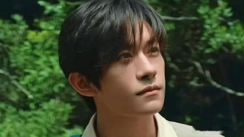 易烊千玺一个很会度假的人 别人的vlog是打卡，他拍的是感觉。你看他走在沙滩上，