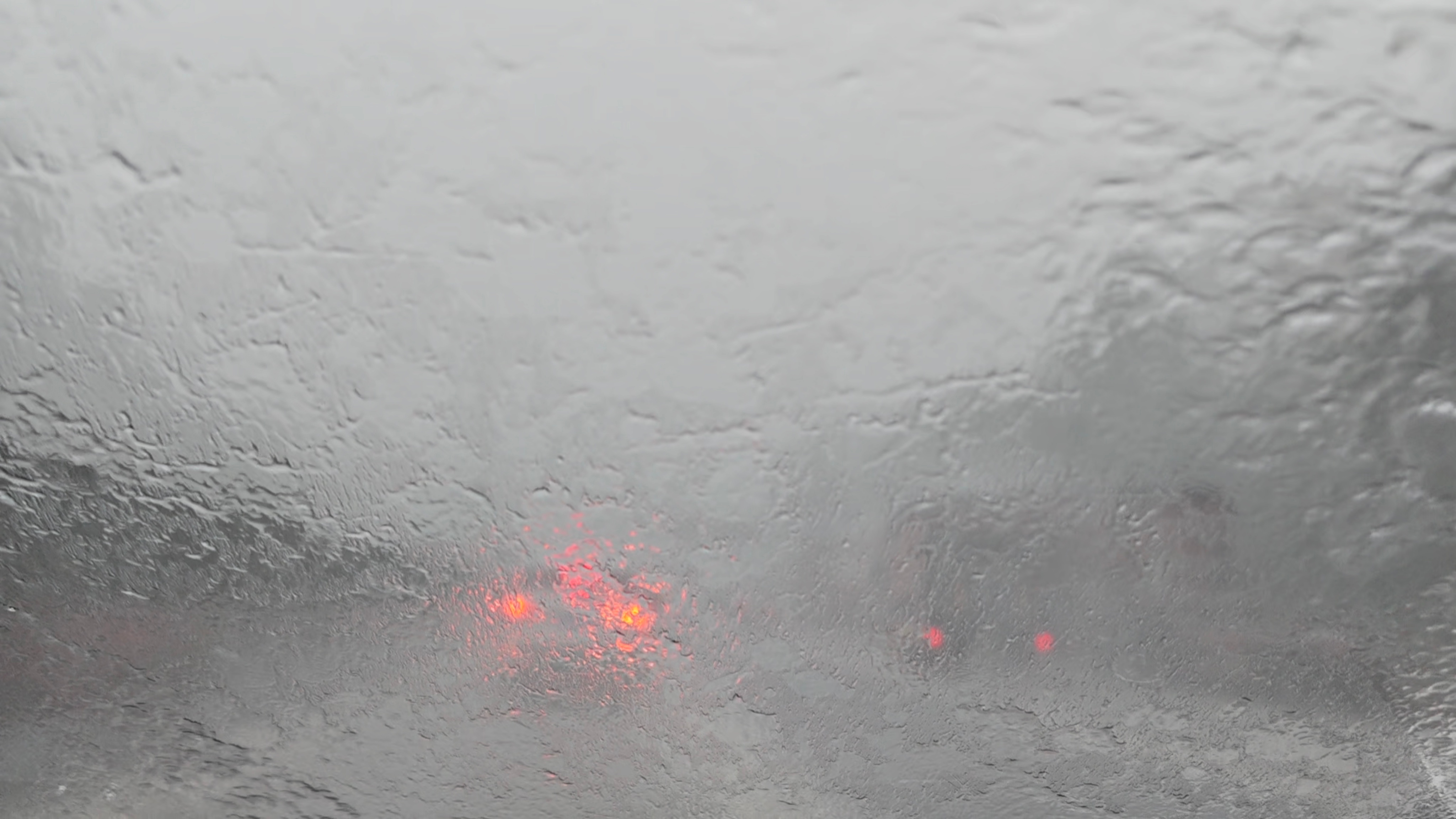 深圳天气狂风暴雨开始了，还伴随着打雷闪电⚡ 台风红霞