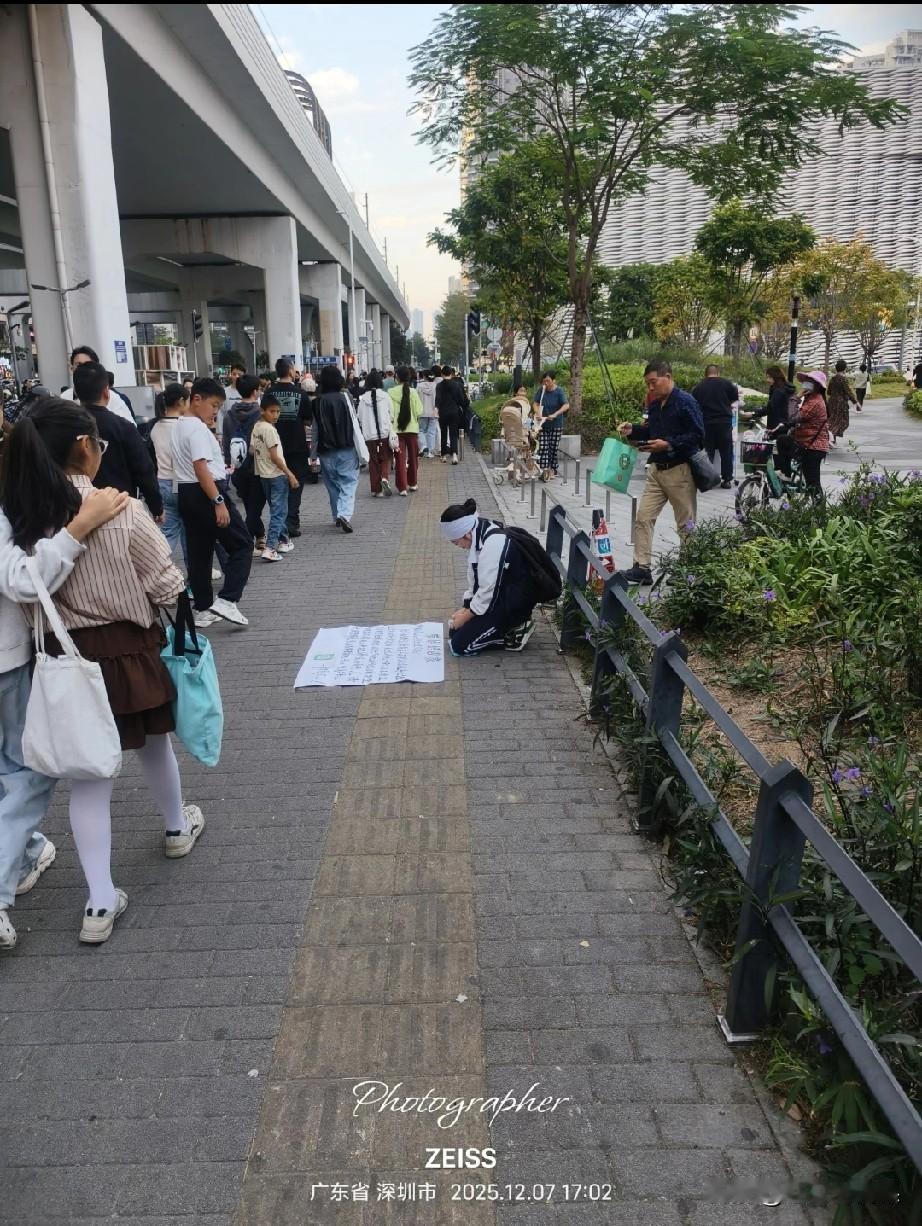 我想问一下，这种需要帮助是真的吗？在地铁站出口遇见的，看到有好心人伸出援手，用手
