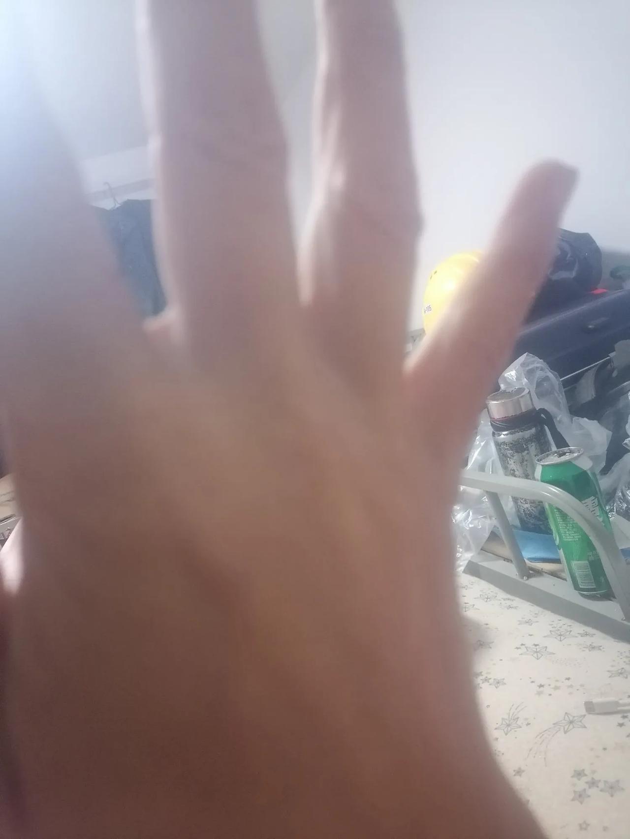 大家好，我是水电工星仔，昨天和三个工友点份酱牛骨火锅，整了杯白的，喝得我五迷三道