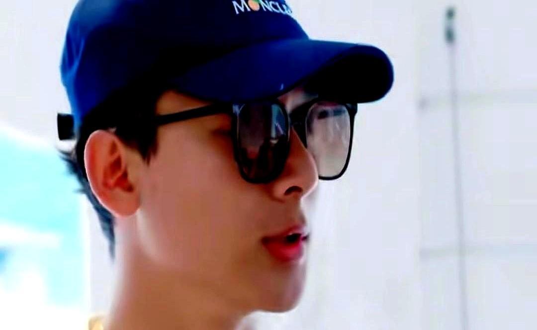 马思纯戴条银链，那英一句“这钱花得值”，三小时卖空899的链子。
没人再吃滤镜这