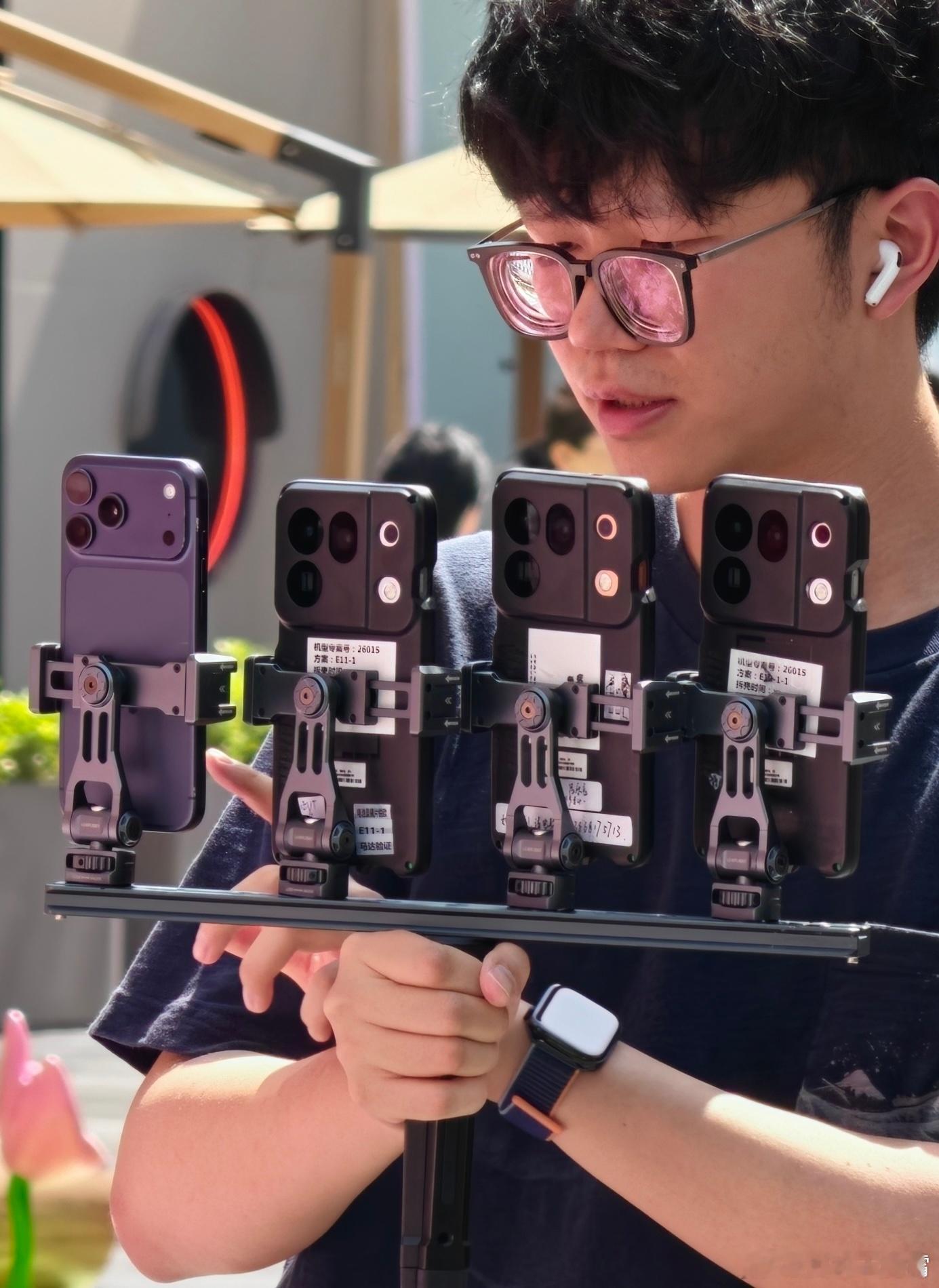 【疑似OPPO Find X10系列曝光】可以看到有三台，应该分别为X10、X1