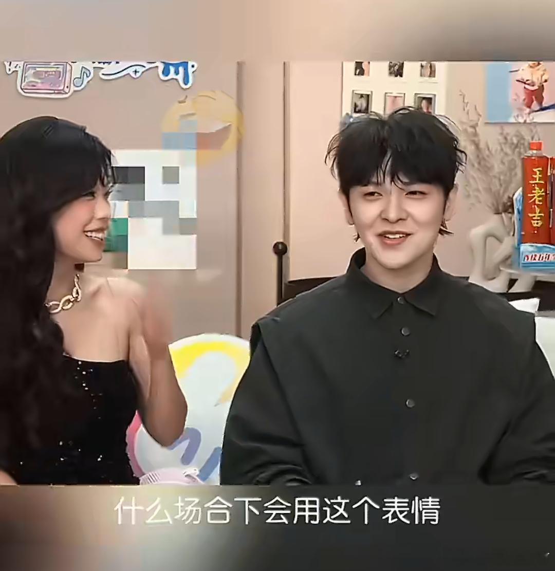 万妮达尤长靖低山臭水遇知音这段采访我循环看了好几遍，聊常用表情包直接解锁共同笑点