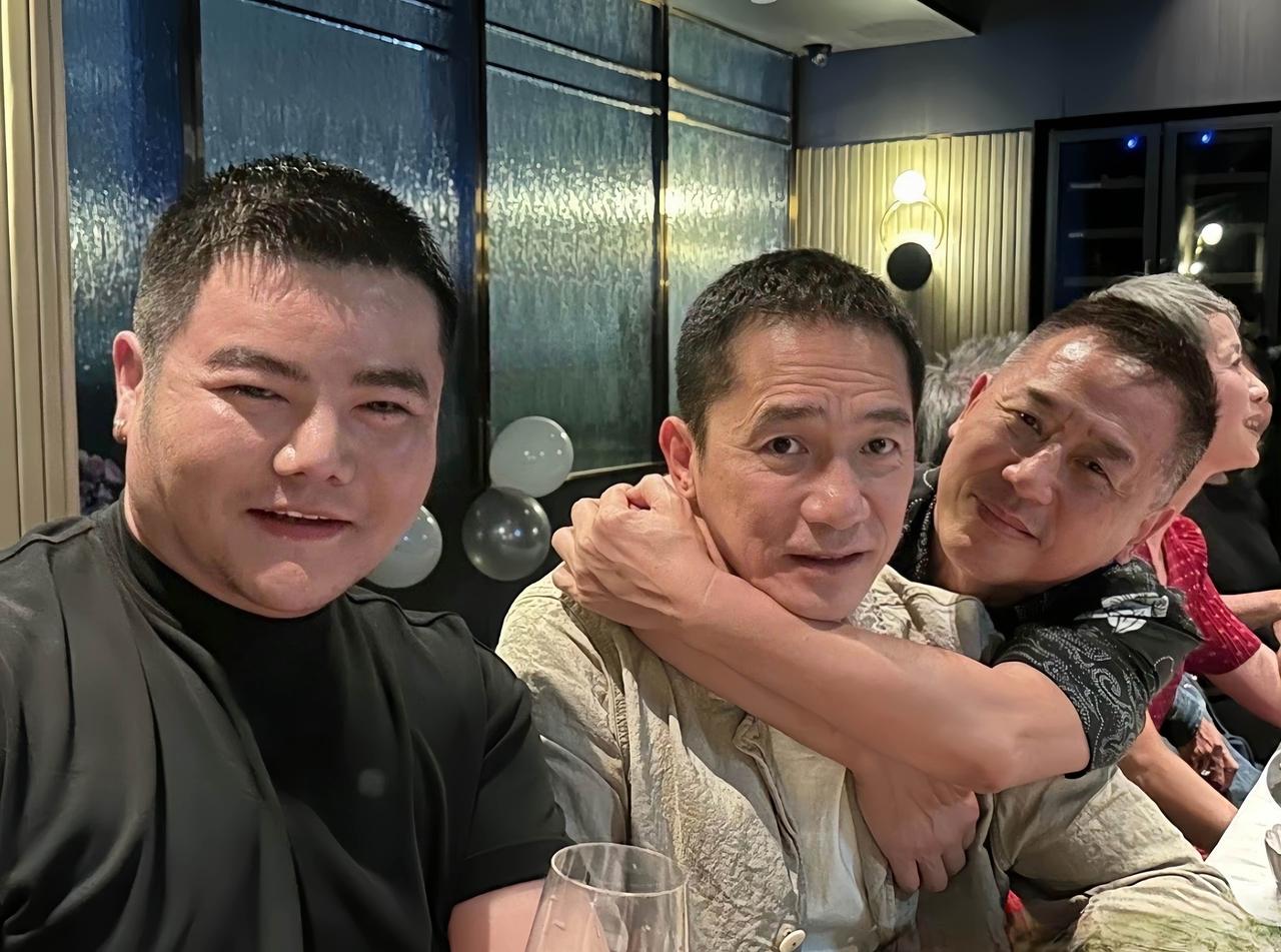 梁朝伟，生活中不善言辞，而且还有点“社恐”，如果不是很熟悉的人，会很不自在的。