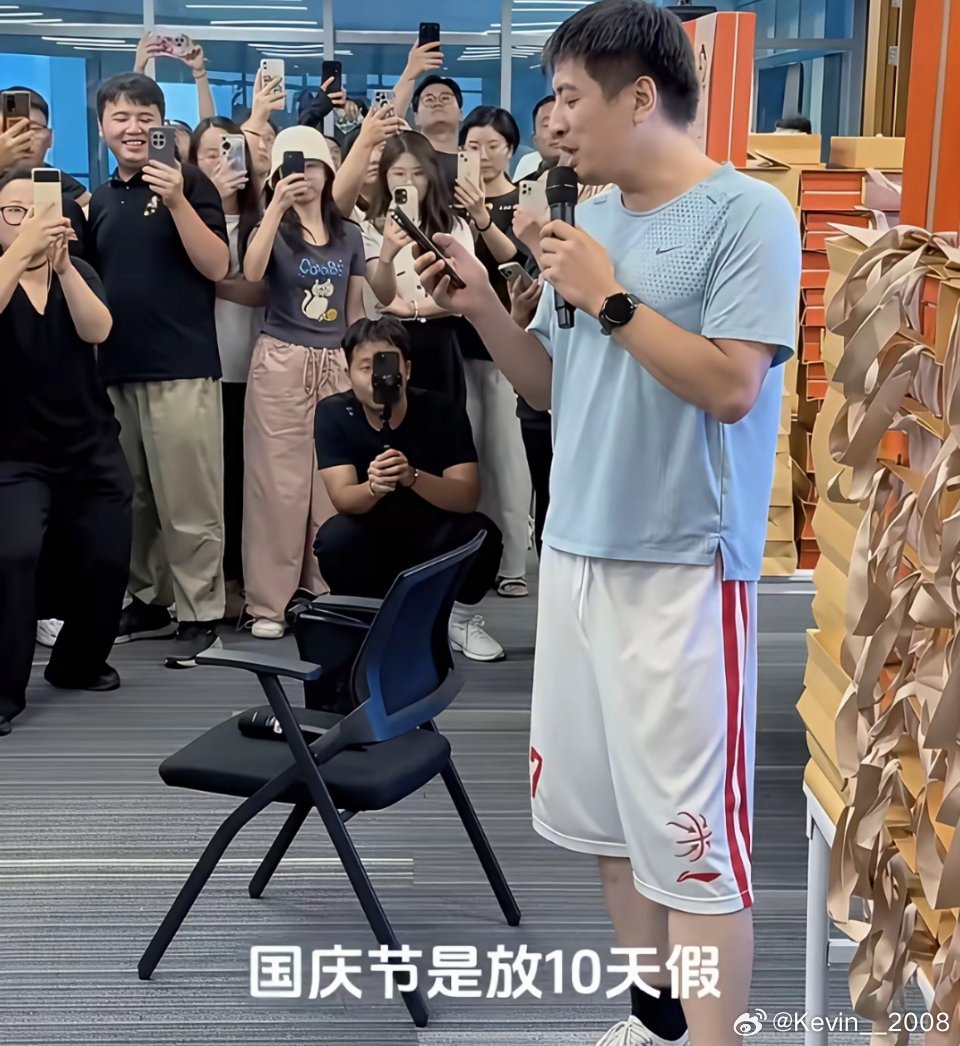 天妒英才，恐怕再没有像张雪峰这样的老板了。 