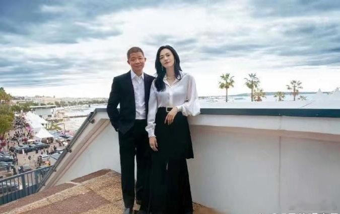 姚晨带着老公去了戛纳，结果曹郁那皮肤黑黝黝的，还满脸皱纹，俩人站一起像爸爸带女儿