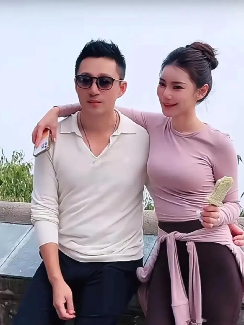 汪小菲带老婆和员工团建，马筱梅和汪小菲大口吃着玉米，松弛感满满！ ​​​