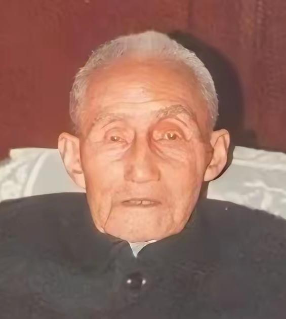 黄埔硬汉被俘欲自尽！摸到枪的瞬间，他想起了满脸麻子的妻子
 
1949年，硝烟弥