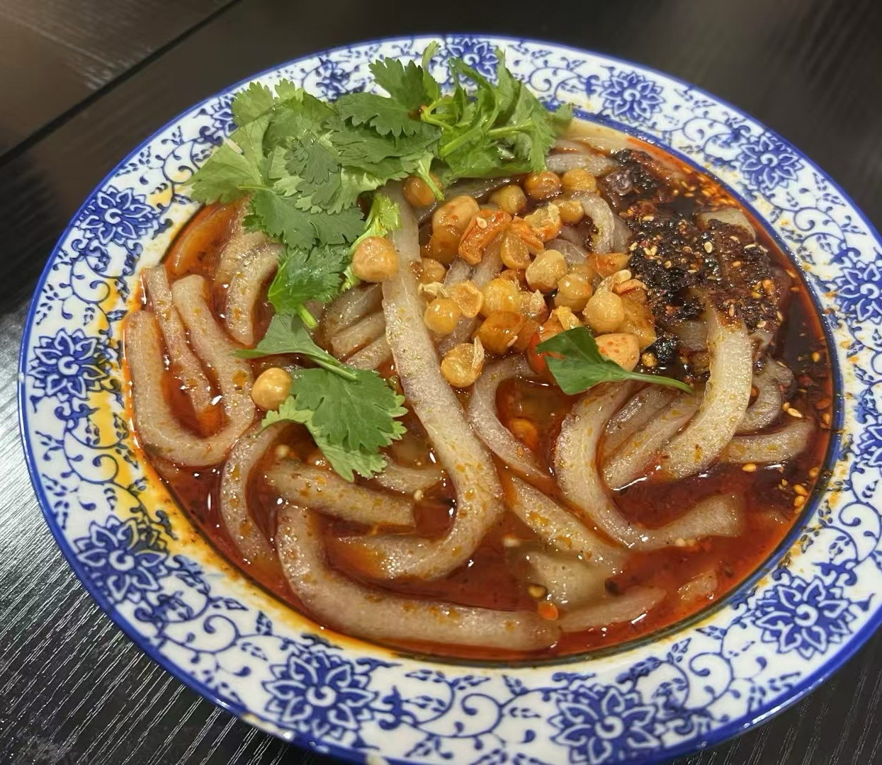 今日份晚餐，一碗热腾腾的手擀粉，Q弹爽滑，唤醒沉睡的味蕾。纯手工制作的粉条，搭配