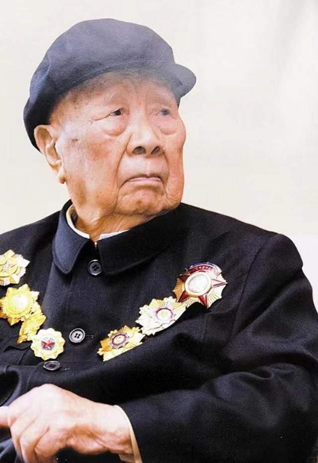 1970年冬，时任武汉军区司令的曾思玉，对李天佑的遗孀和儿子说：“天佑同志像个大